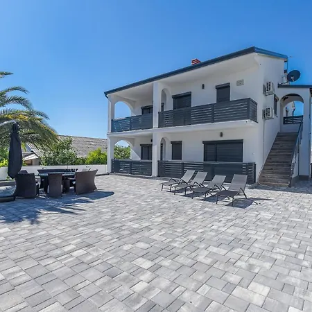 Apartment Beautiful Studio Lila Close To Sea